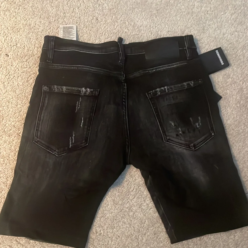 Säljer ett par svarta jeansshorts från Dsquared2. De har en cool slitningseffekt och en klassisk femficksdesign. Shortsen har en knappgylf och är i nyskick. Perfekta för en avslappnad sommarlook!. Shorts.