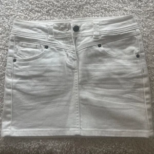 Lowaist vit jeans kjol - Säljer denna super fina jeans kjol som tyvärr är för liten för mig. Super söt och perfekt under sommaren!