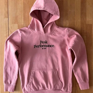 Peak performance hoodie  - Snygg hoodie från peak performance, använd men inga märken på användning, den är i bomull och original pris är 1000 säljs för 400, köparen står för frakt eller upphämtning i Eskilstuna, OBS pris kan diskuteras 
