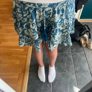 Jättegullig Gina Tricot kjol - Supergullig, trendig Gina Tricot kjol. Använd ett fåtal gånger. Ett pärlband har lossnat från en av tofsarna men det är inget som märks. 