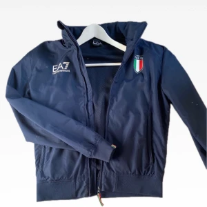 Armani jacka - Armani jacka, storlek M/S, köpt på best of brands, nypris runt 2000kr, mitt pris 599kr, hör av er vid minsta fundering✌️