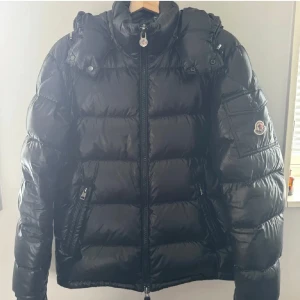 Moncler maya  - Säljer denna snygga Moncler maya, skick 9/10, storlek 3(L), inga defekter eller hål. Kan bytas mot en storlek 2 också. Bara skriva för fler bilder eller frågor. Äktahetsbevis ser du på dem 3 bilderna😀