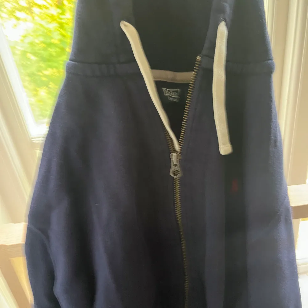 En gammal zip hoodie som bara ligger och drar. Priser kan diskuteras för delar oss båda!. Hoodies.