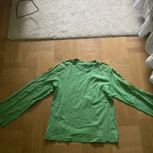 Tunn grön långärmad tröja - Storlek S, bra skick använd kanske runt 15 gånger, 