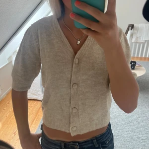 Stickad kofta  - Så söt kortärmad kofta. Använd en gång så jättebra skick. Storlek 158/164 men passar xs. Köpt på zalando i våras. Pris kan diskuteras vid snabbt köp! ❤️