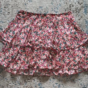 Kjol med volanger  - Kjol med volanger i ett jättefint blommigt mönster 💞🌸De har även shorts sydda under i samma tyg