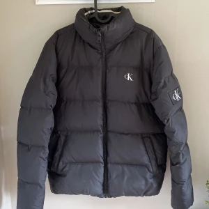 Calvin Klein vinterjacka  - Säljer min vinterjacka som jag vuxit ur som är perfekt inför vintern🔥| Den är i bra skick och har inga större defekter💯| Det finns flaws från användning men inget som sticker ut | Smutsig på insidan men syns inte när du har på dig den👌🏼