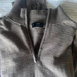 Mango half zip - Nu säljer jag min mango half zip för använder den aldrig. Den är nästan oanvänd. Storlek S. Nypris ligger runt 400-600kr. Mitt pris 349kr. Hör av er om ni har funderingar. Pris kan diskuteras vid snabb affär