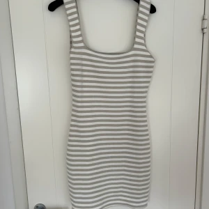 Klänning från zara 🙌🏻 - Randig klänning från zara! Endast använd en gång 🥰