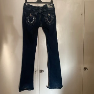 Flared true religion jeans - Supersnygga flared true religion jeans med strass på fickorna😻några av stenarna saknas dock Midja: 38 cm  Benöppning: 25 cm  Innerbenslängd: 85 cm Skriv om ni vill ha fler bilder eller mått!  Kan mötas upp i Stockholm