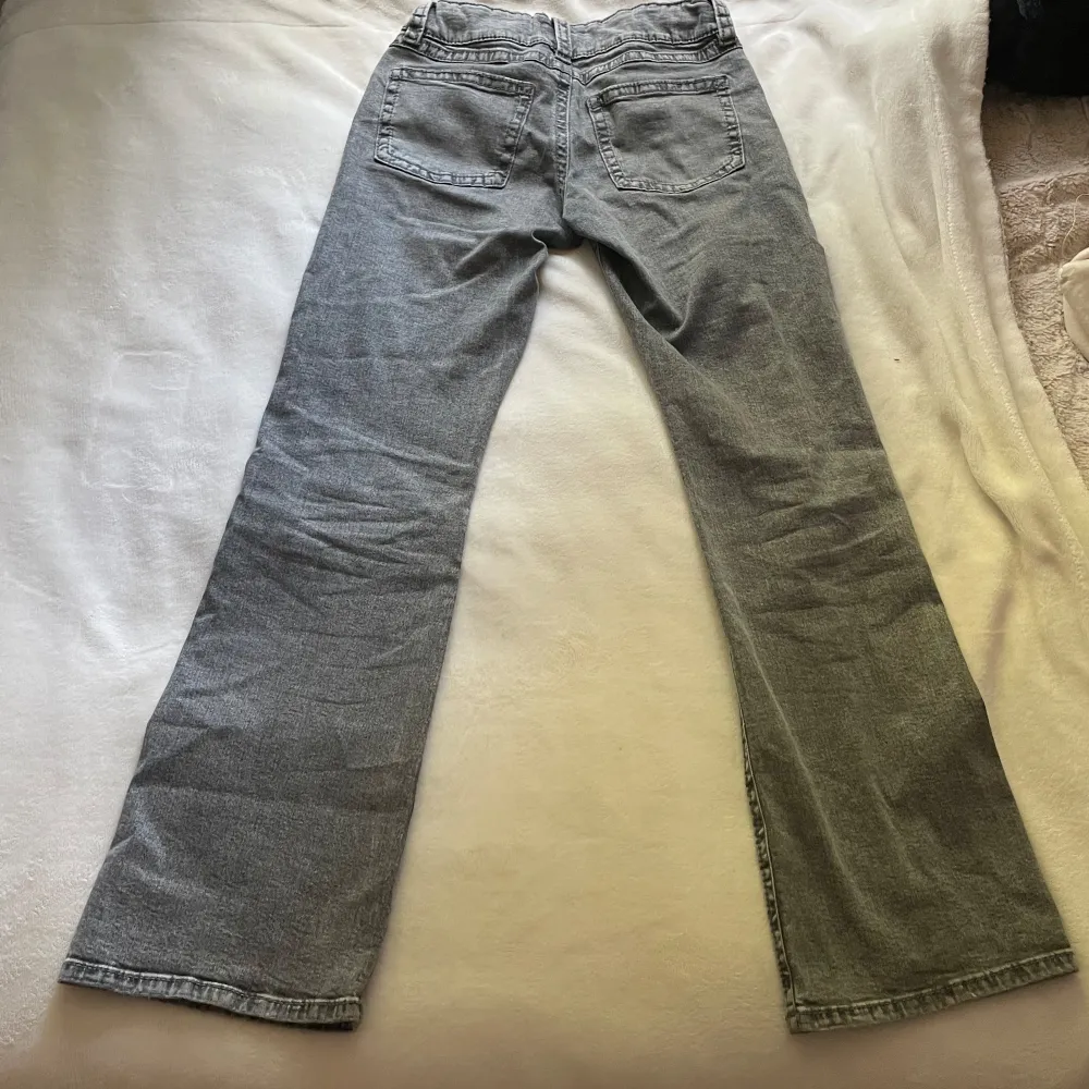 Gråa jeans från Gina young i storlek 170. Bra skick och nästan aldrig använda🤍. Jeans & Byxor.