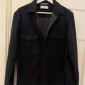 Overshirt - En blå overshirt frn Jack and Jones som inte kommer till användning, jätte skön och bra passform. Kan ha bara som skjorta eller som en overshirt jacka.
