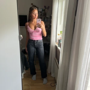 Svarta jeans - Svarta jeans från ASOS i fint skick. Storlek 24/28, de är lite korta på mig som är 160cm. Säljer för 150kr + frakt. 