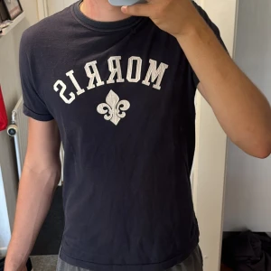 Morris t shirt - Morris t shirt i storlek M för killar använd men fortfarande i gott skick. väldigt snygg och stilren t shirt. bara höra av er vid fler frågor pris går att diskutera