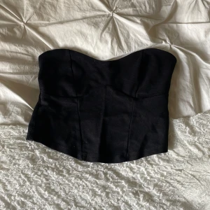 Liten topp - Liten festtopp från Gina Tricot. Bra skick dock en trasig dragkedja (se tredje bilden).