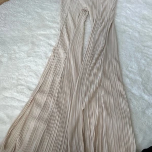 Kostym liknade byxor med slits  - Kostym liknade byxor med slits väldigt sköna lösa byxor