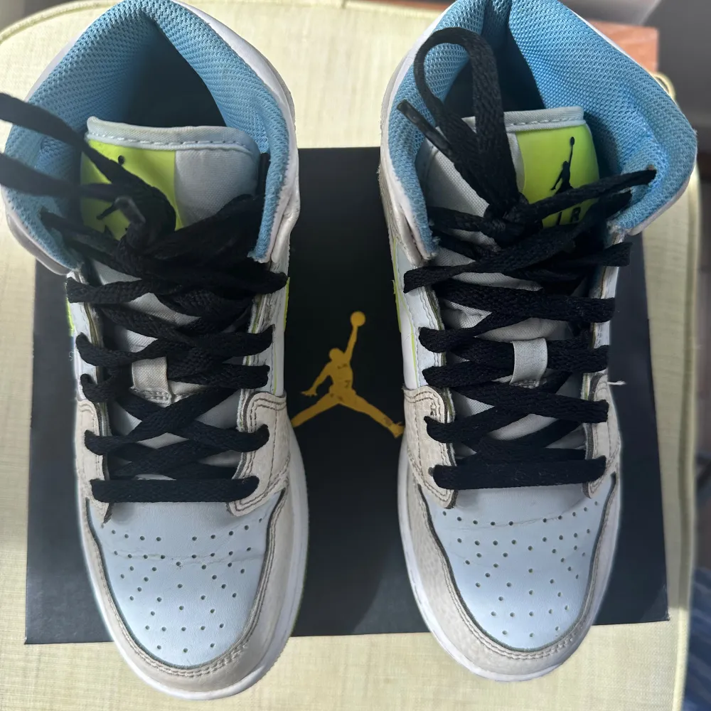 Coola Air Jordans 1 Mid i jättefint skick. Köptes förra året för ca. 1300 kr, men växtes ut snabbt så bara använda några få gånger. Storlek 37,5. Orginalskolåda medföljer!. Skor.