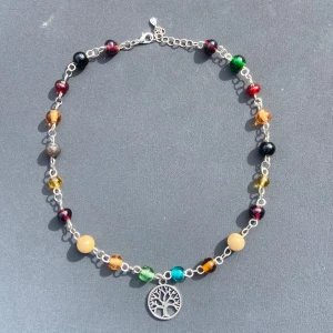 Bohemiskt halsband - Halsband gjort av mig på silvrig smyckestråd och glaspärlor med en livetsträdberlock. Justerbart. Kontakta gärna mig för frågor!