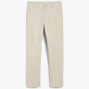 Beige chinos - Säljer ett par stilrena beige chinos. De är perfekta för både vardag och lite mer uppklädda tillfällen. Byxorna har en klassisk design med fickor och knappstängning. Materialet är mjukt och bekvämt, vilket gör dem sköna att bära hela dagen.