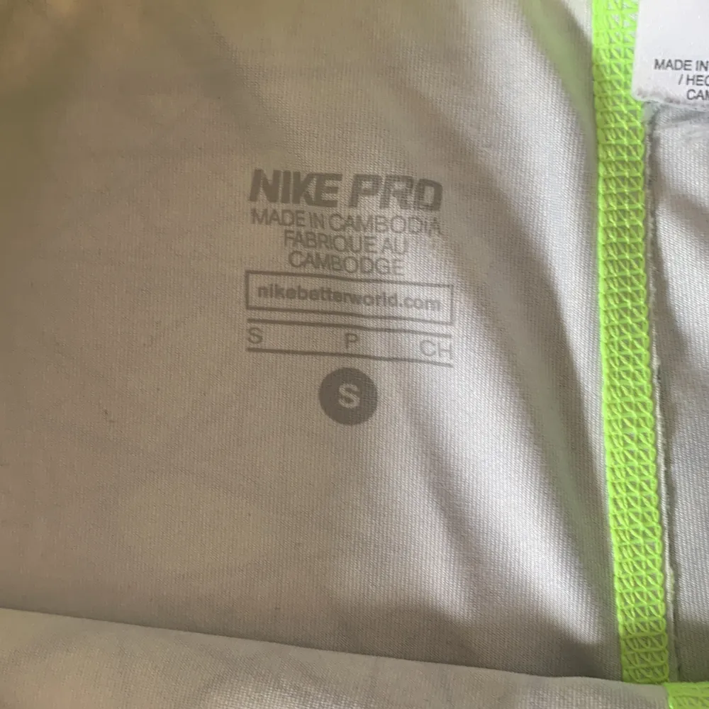 Nike pro shorts i storlek S. Fint skick inga hål eller fläckar men de är använda.💖. Sportswear.