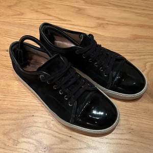 Lanvin skor  - Säljer nu mina asfeta Lanvins i storlek 40-41  alltså UK 6 men passar även 42  Skorna är i mycket bra skick, inga defekter alls på captoen    Priset är inte hugget i sten och det är bara höra av sig vid frågor