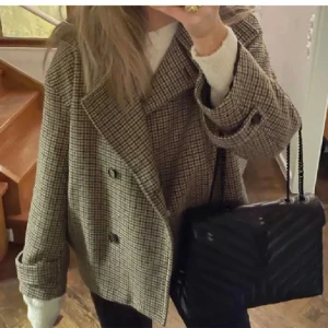 Arket kappa - Säljer denna superfina arketkappa i fint skick, storlek 34 men passar mig som bär storlek 36 vanligtvis!💕 kan skicka egna bilder först på söndag 18/8🫶🏼 köptes förra året men är ganska säker på att nypris var 2200