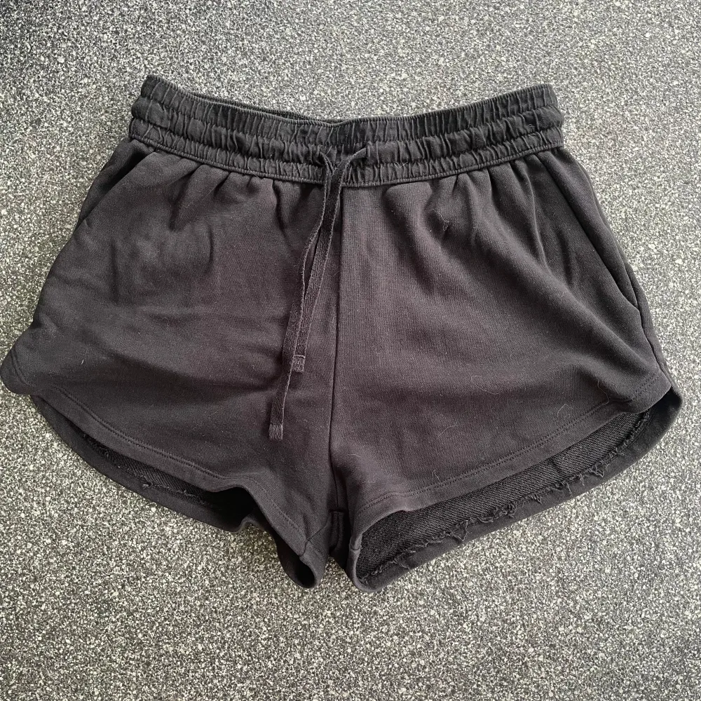 Mjuka svarta shorts från H&M i storlek S. Shortsen har en elastisk midja med snörning och en loose passform. Inga synliga defekter.. Shorts.