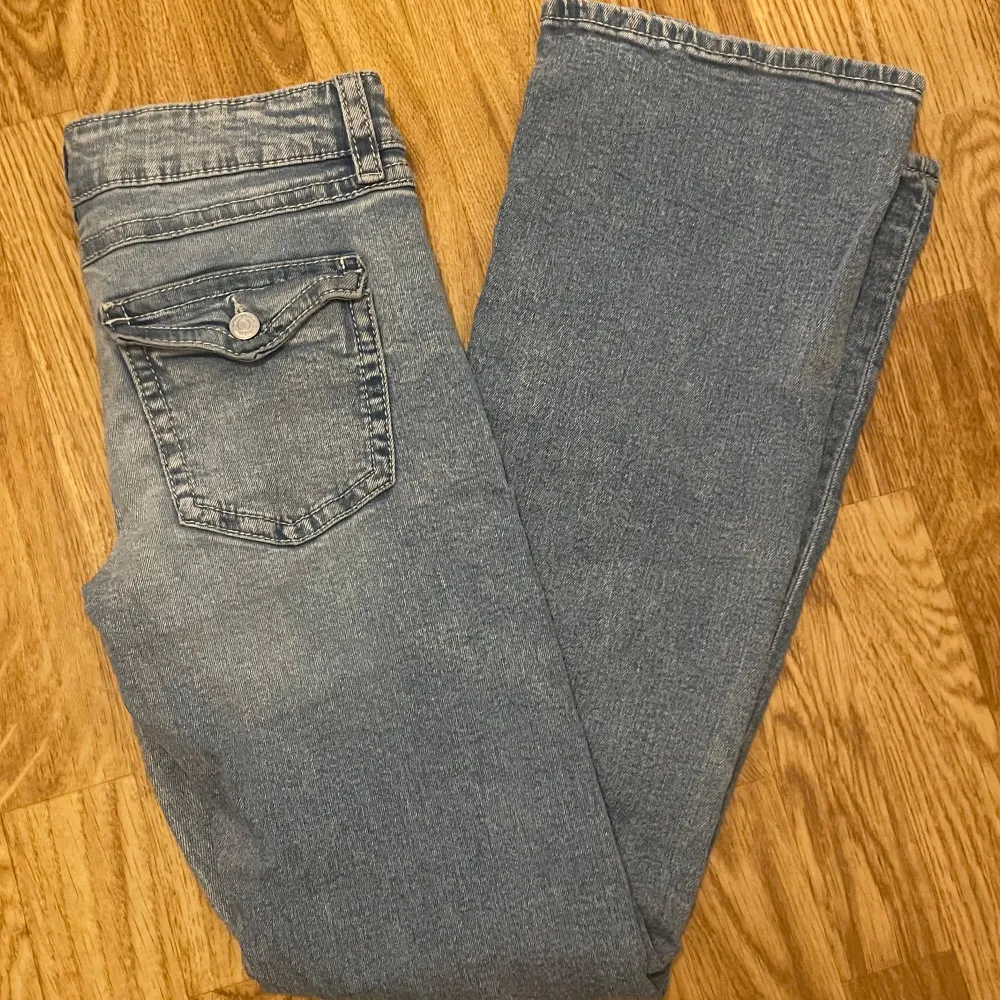 Säljer ett as snygga jeans från young gina i strl 170, de är använda fåtal ggr så är i jättebra skick 💗. Jeans & Byxor.