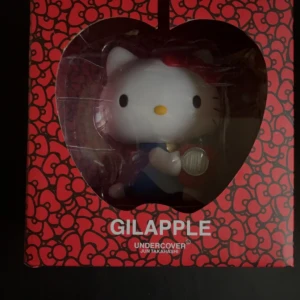 Hello Kitty  - Hello Kitty figure X undercover köpt i Japan 🇯🇵