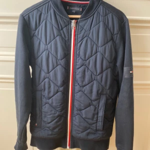 Tommy Hilfiger Cardigan - Svinsnygg och unik Tommy Hilfiger cardigan som använts ett fåtal gånger! Hör gärna av er vid frågor. Nypris är ca 2400kr