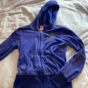 Nike velour tröja - Lila Nike velour tröja/zip up med gul Nike text😄 Defekter: lite sönder i slutet av ärmarna bild på 3:de bilden, dragkedjan är sönder men går säkert att fixa😅 Skriv om ni undrar över nåt💕