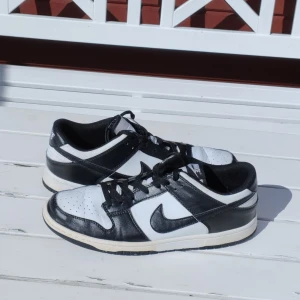 Nike Panda Dunks - Säljer ett par knappt använda Panda Dunks i utmärkt skick!