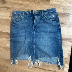 Jeanskjol  - Från HM lite sönder där bak som jag sytt 