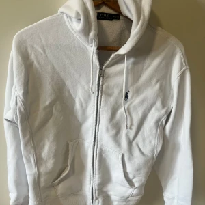 Ralph Lauren Hoodie - Nypris 2300kr. Sparsamt använd, tvättad en gång och inga fläckar. Ralph Lauren hoodie i storlek M. Priset är ej hugget i sten. Vill bara bli av med den.