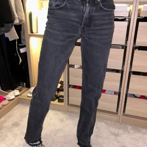 Grå svarta jeans från Zara och passform är mid rise i storlek 32. Inga defekter alls på den och Nypris är 399