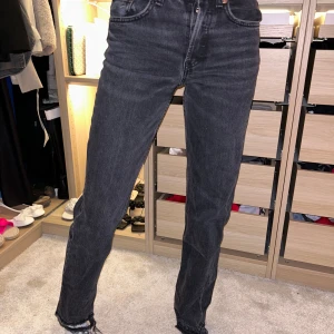 Jeans från Zara - Grå svarta jeans från Zara och passform är mid rise i storlek 32. Inga defekter alls på den och Nypris är 399