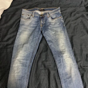 Blå jeans från Nudie Jeans - Säljer ett par snygga blå grisch jeans från Nudie i storlek 31/34. Dom är i bra skick och  ja säljer dom pga att dom inte passar mig längre. Skriv vid funderingar och frågor