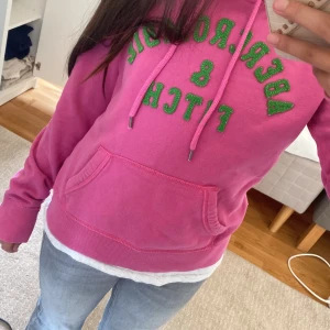 Abercrombie & Fitch hoodie - Säljer denna jätte fina hoodien eftersom den inte kommer till användning, alltså är den nästan aldrig använd❤️ord.pris: 65€ alltså 745 kronor❤️ säljer för 500 men pris kan diskuteras 🙌