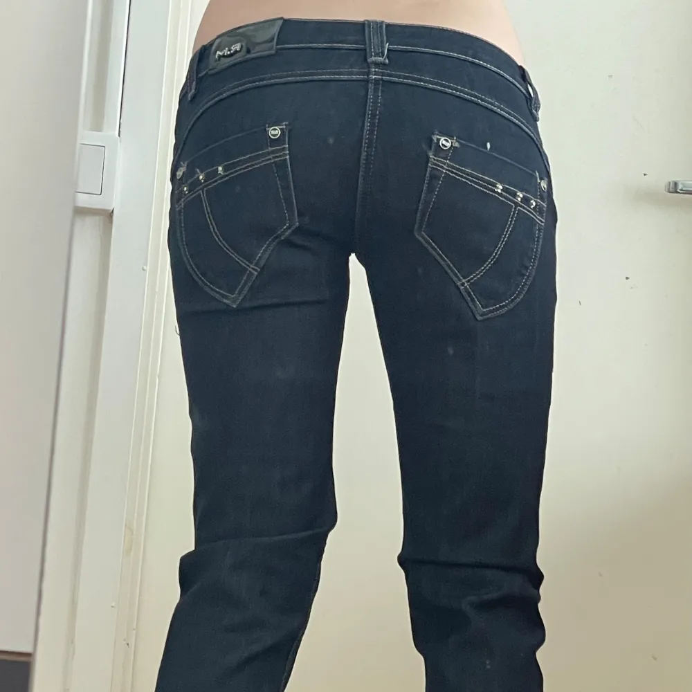 Säljer ett par snygga Lågmidjade jeans med stjärndetaljer! Nya med lapp kvar och helt oanvända. I storlek 28, midjemått ca 36 Innerbenslängd ca 78 💞 Jag är 165. Jeans & Byxor.