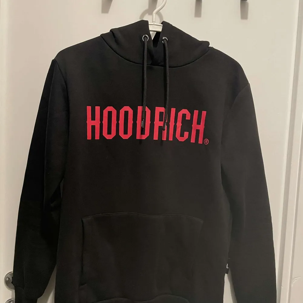 Säljer en jätte fin hoodie från hoodrich som är äkta och inga defekter eller tecken på att den är använd!. Hoodies.