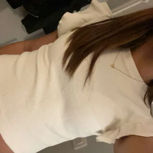 Volang topp - Säljer nu en jätte söt volang topp från Gina Young som är slutsåld då den inte kommer till användning. Köpt från förra året och den har en liten defekt (tredje bilden) med det är säkert inget som syns. 💕