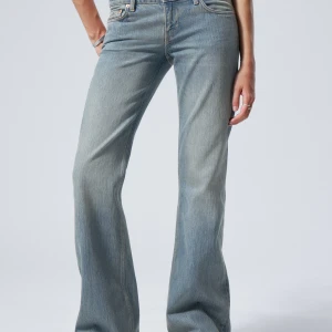 Low waist bootcut jeans - Ett par jättefina jeans från weekday! Jeansen är modellen Nova asså low wasit bootcut. Storleken är W27 L32 vilket typ motsvarar S. Innerbenslängden   är 81. Fråga gärna om fler bilder och mått. Pris kan diskuteras!💕