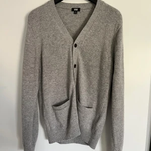Cardigan - Stickad cardigan från uniqlo, inga flaws.  Skriv privat ifall du har någon fråga🙌
