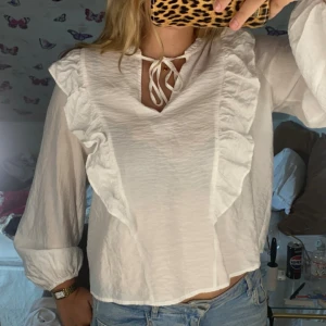 Vit blus  - Säljer denna superfina blus ifrån Kappahl! I superfint skick, nästintill oanvänd. Hör av dig vid funderingar💕