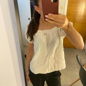 Odd Molly tröja - Jätte fin tröja/blus från Odd Molly! Fint skick! Vet inte riktigt vilken storlek de är men jag skulle säga runt S ungefär! 
