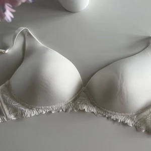 Vit spetsdetaljerad bh från Playtex - Säljer en superfin vit bh med spetsdetaljer och justerbara axelband. Den är helt oanvänd med prislapp kvar. Säljer för att den är för liten för mig tyvärr 💌