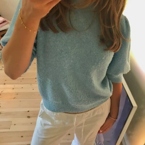 Stickad blå topp från Vero Moda  - Superfin, ljusblå stickad topp från Vero Moda. Använd enstaka gånger 