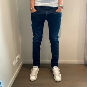 Replay anbass - Säljer ett par blåa replay anbass i storlek 30/32. Säljes i befintligt skick!  Nypris 1999kr Mitt pris 699kr