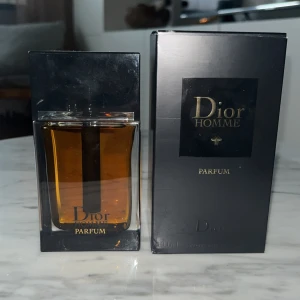 Dior Homme Parfum - En ny parfym i modellen dior homme parfum, använd fåtal gånger så praktiskt helt ny😎pris kan diskuteras