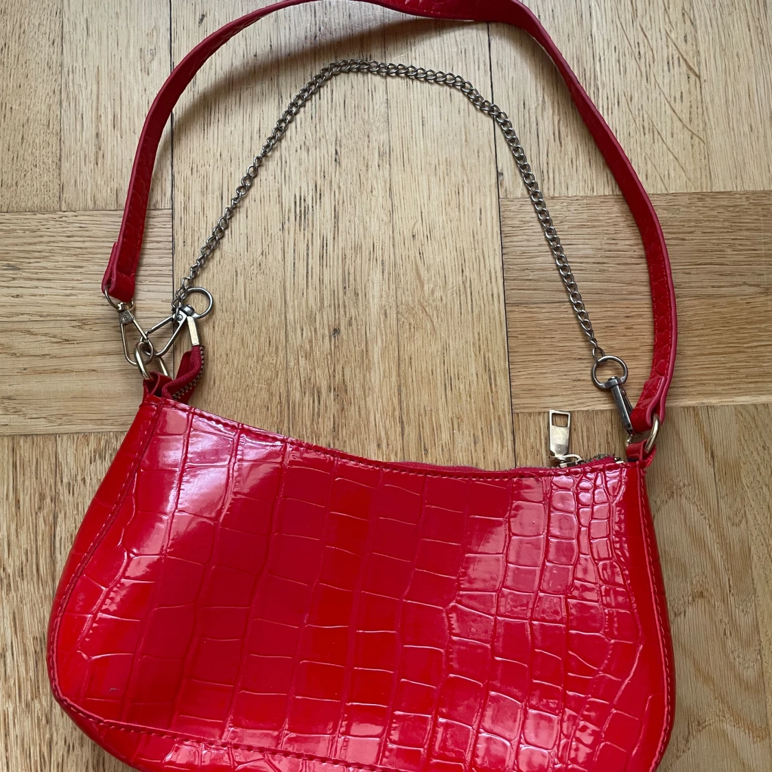 Röd axelväska med krokodilmönster - 90